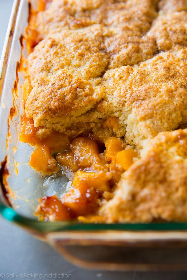 Parfaitement sucré et réconfortant avec des pêches fraîches et une garniture de biscuit doré! Recette de cordonnier aux pêches sur sallysbakingaddiction.com