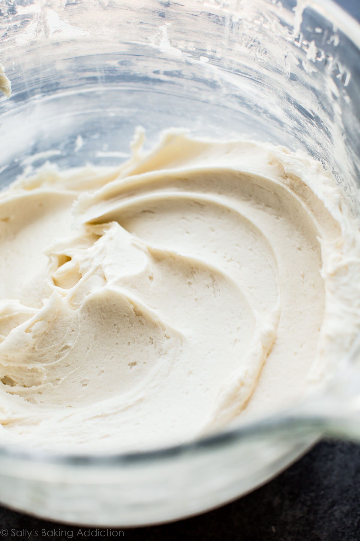 Recette de crème au beurre à la vanille délicieusement douce, crémeuse et facile! sallysbakingaddiction.com