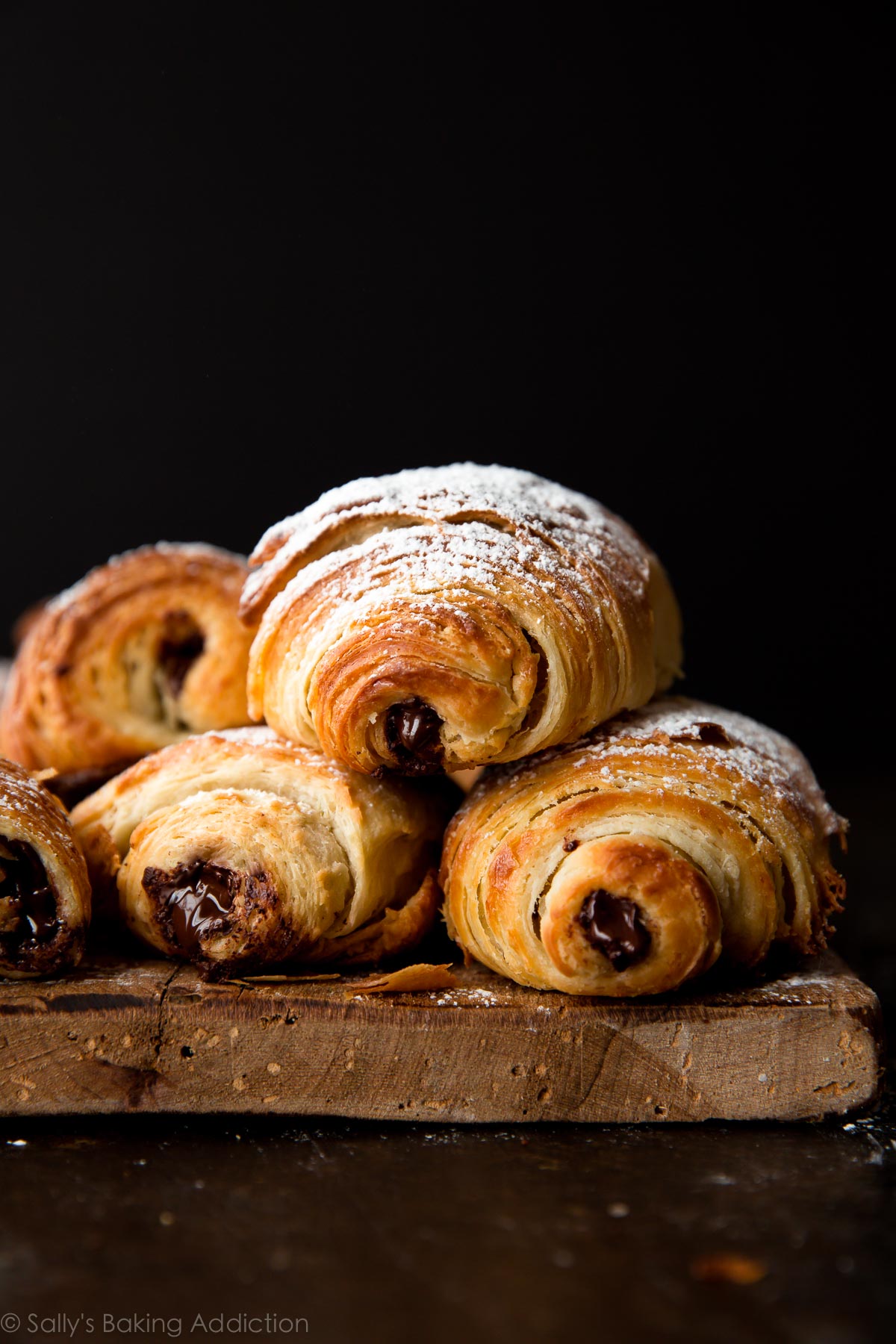 Les croissants au chocolat faits maison extra-feuilletés et au beurre (Pain au Chocolat) sont incroyablement chauds du four. Recréez ce classique de la boulangerie française à la maison avec une recette et un didacticiel vidéo sur sallysbakingaddiction.com