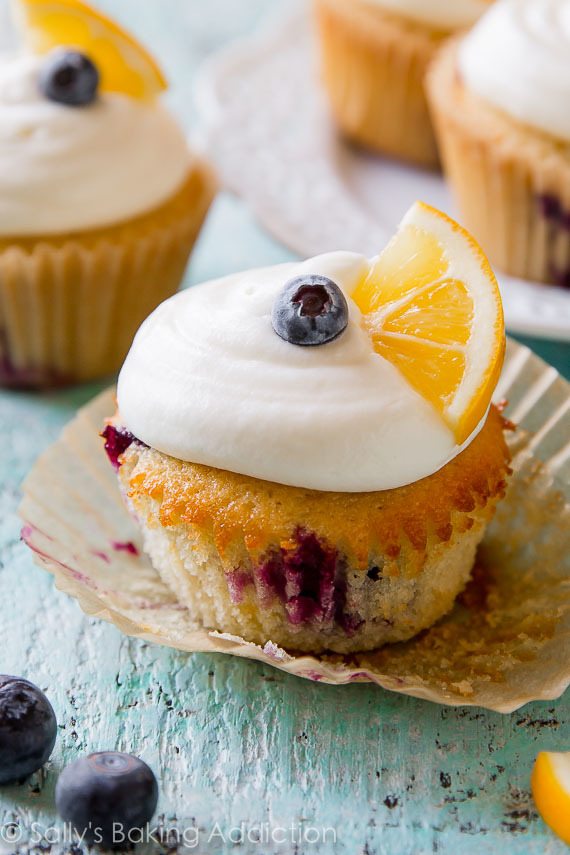 Délicieux petits gâteaux au citron simples avec des bleuets et un glaçage au fromage à la crème maison! Recette sur sallysbakingaddiction.com