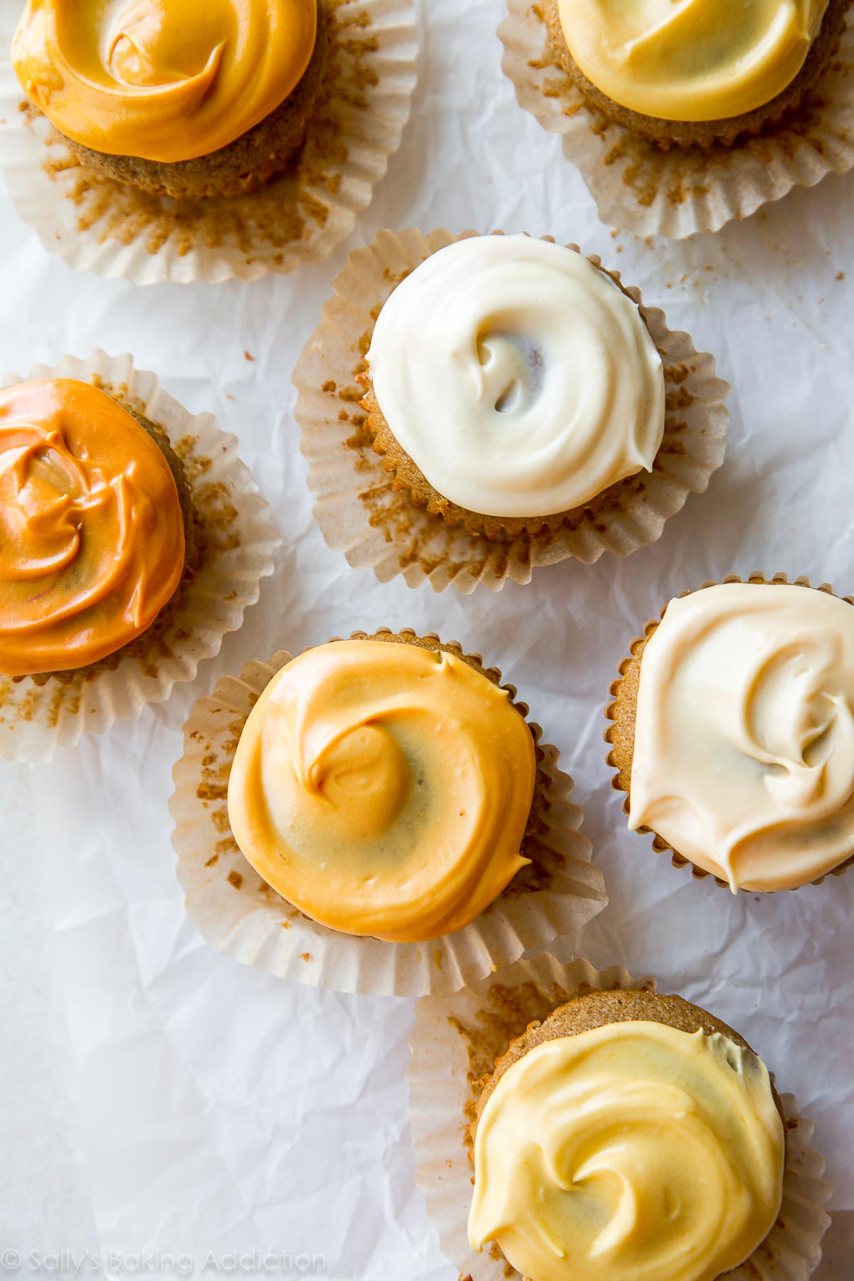 Plongez dans l'esprit de l'automne avec ces cupcakes aux épices à l'ombre massivement savoureux et magnifiques! Recette sur sallysbakingaddiction.com