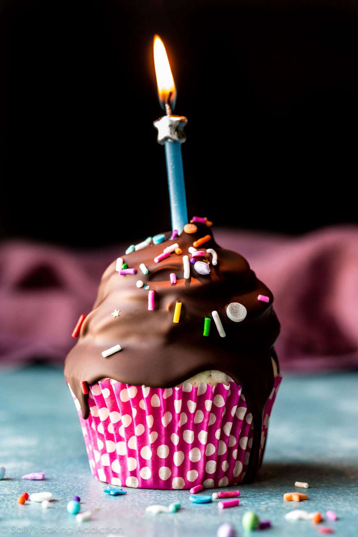 Ce sont les cupcakes d'anniversaire ultimes! Ils commencent par un cupcake funfetti et sont garnis de glaçage à la guimauve et d'une coque de chocolat! Recette sur sallysbakingaddiction.com