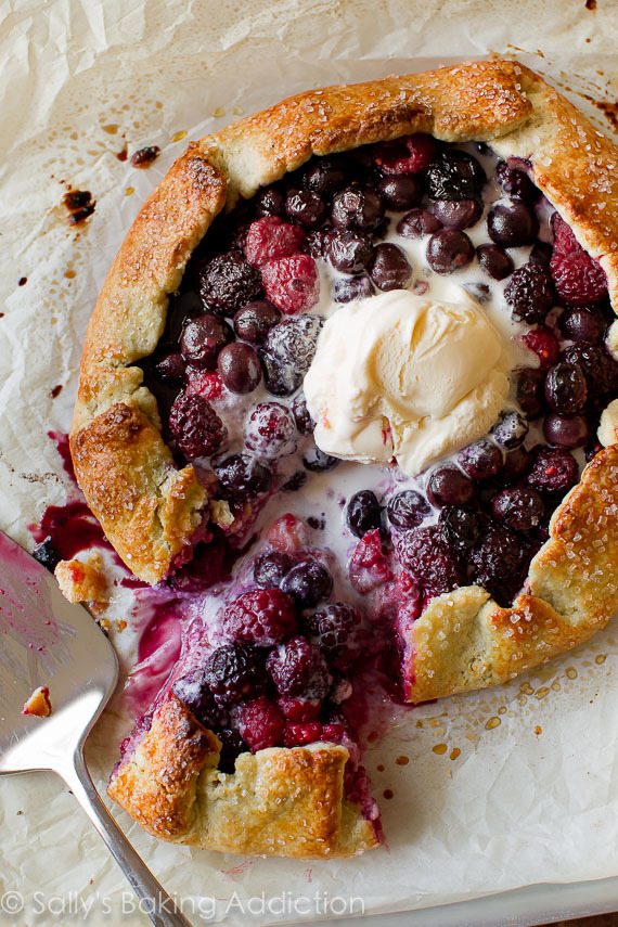 Aussi délicieux et impressionnant que la tarte, mais la moitié du travail! Cette galette de petits fruits avec croûte de semoule de maïs au babeurre est le dessert d'été le plus facile!