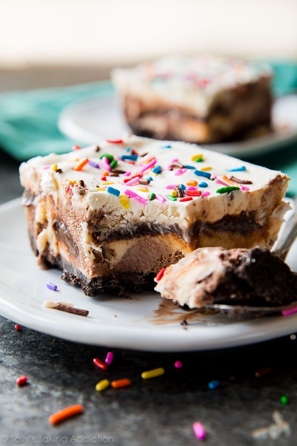 Gâteau de crème glacée simple et divin à 5 couches assis sur une croûte d'Oreo! Rafraîchissez-vous et célébrez avec cette recette sur sallysbakingaddiction.com