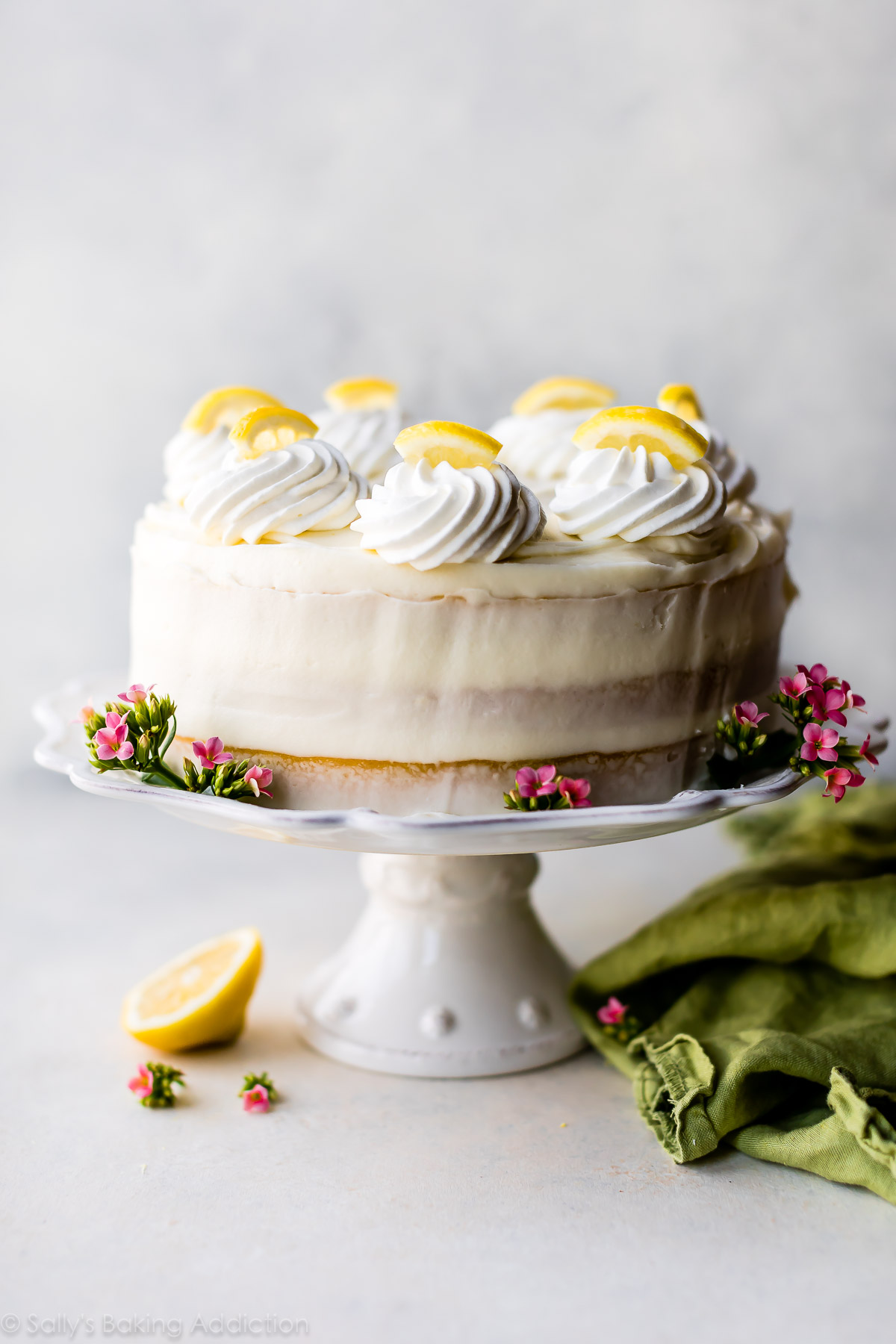 Gâteau moelleux au citron avec glaçage à la crème au beurre et au fromage à la crème au citron! Délicieuse recette de gâteau au citron fait maison sur sallysbakingaddiction.com