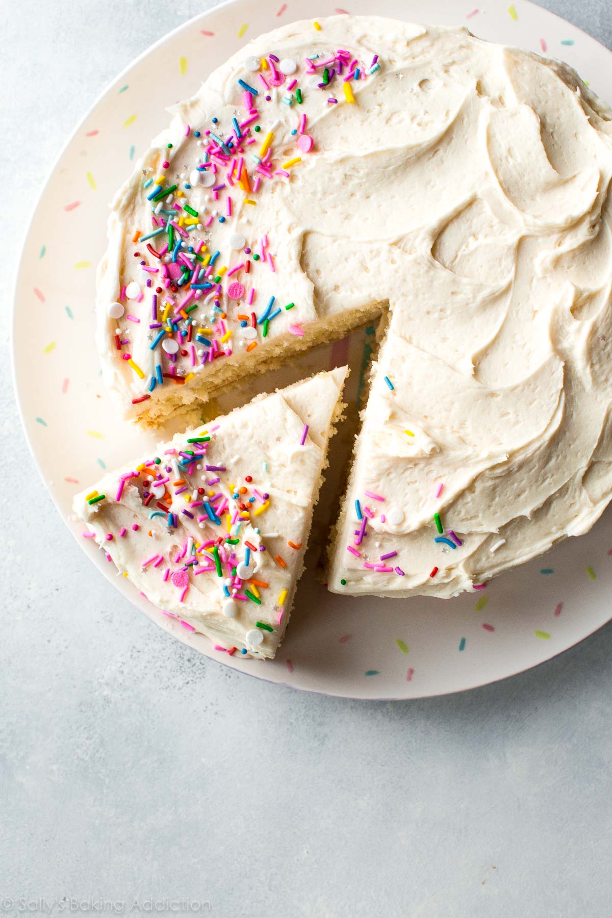 Gâteau de couche blanche doux, moelleux et parfait fait à partir de zéro !! Obtenez la recette sur sallysbakingaddiction.com