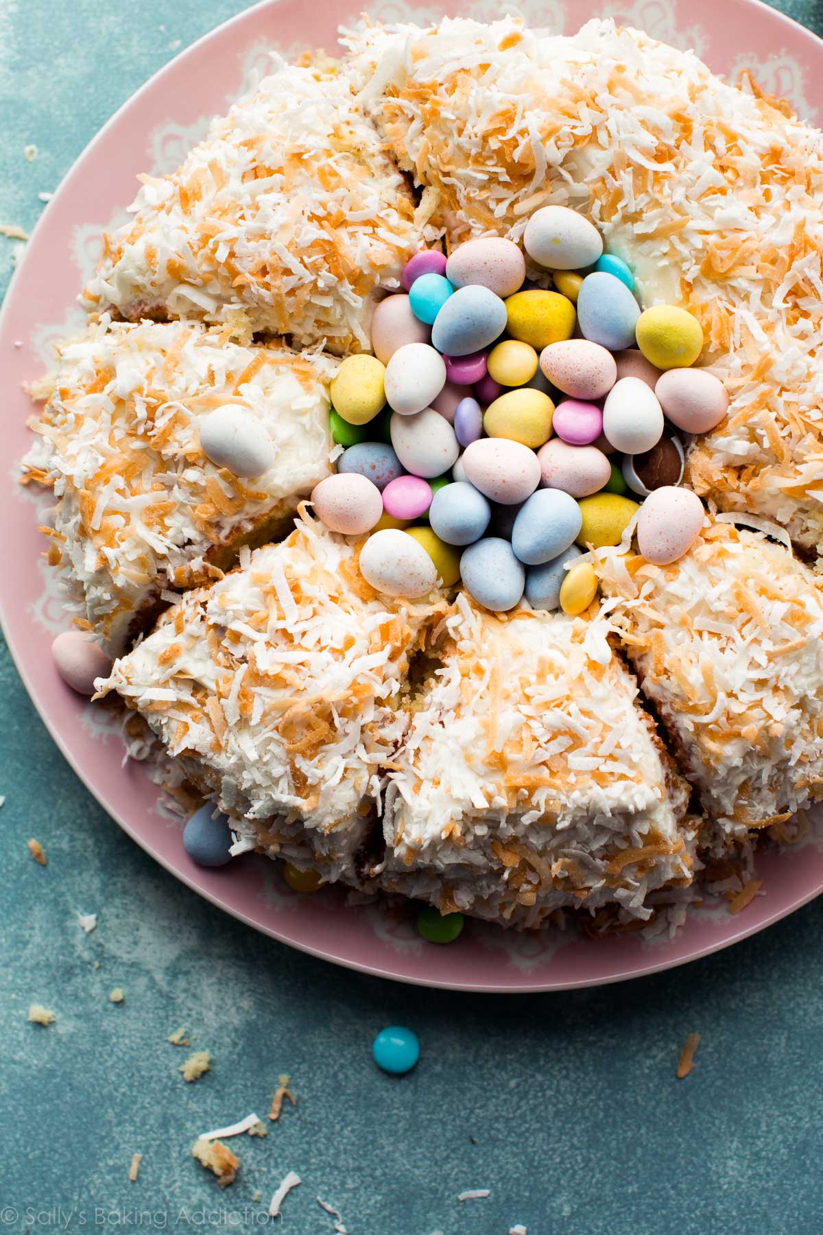 Un dessert étonnant et facile, ce gâteau de nid de Pâques à la noix de coco impressionnera tout le monde autour de la table du dîner de Pâques! Recette sur sallysbakingaddiction.com