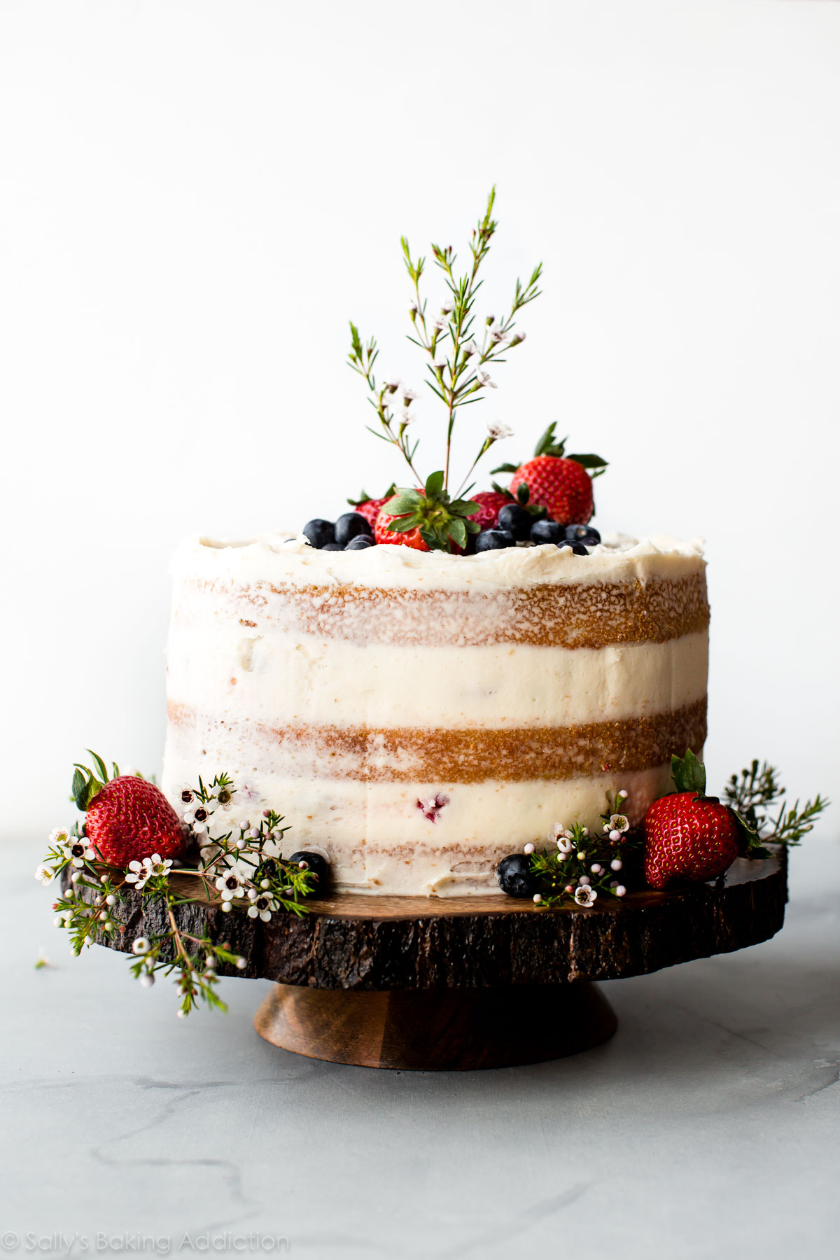 Comment faire un beau gâteau nu avec des baies fraîches, un gâteau à la vanille et une crème au beurre à la vanille. Gâteau de mariage fait maison sur sallysbakingaddiction.com