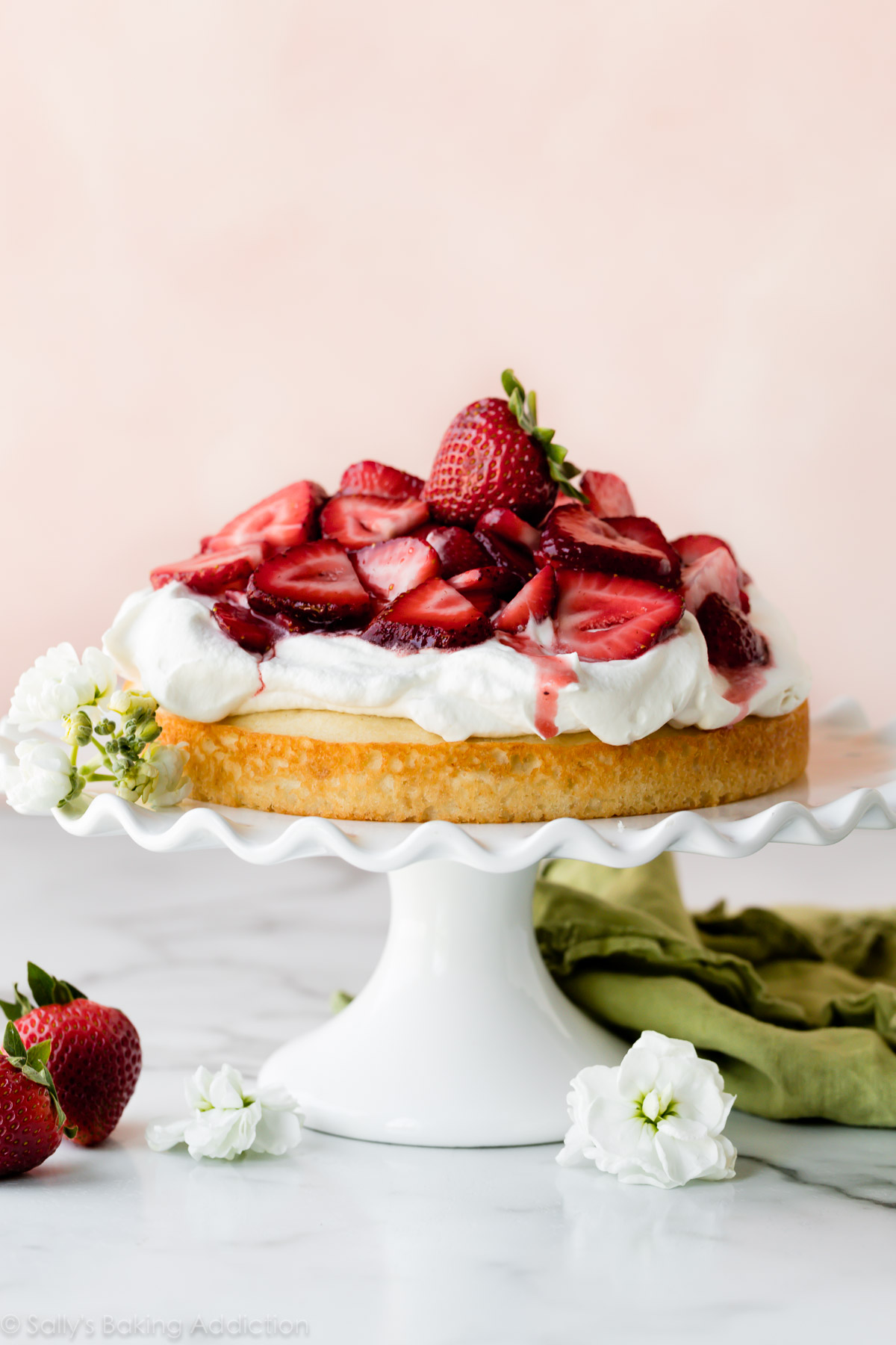 Gâteau sablé aux fraises sur le stand de gâteau