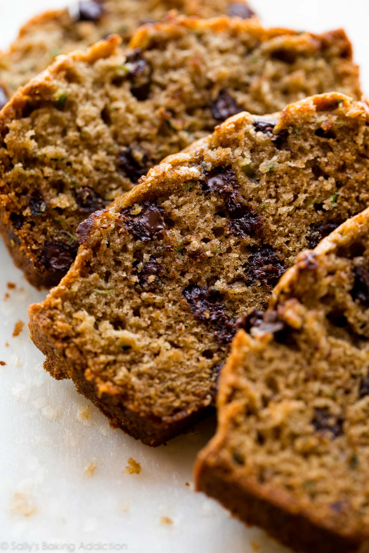 Voici une recette primée de pain aux courgettes + muffins au pain aux courgettes! Avec la cassonade, la vanille et la cannelle, vous ne pouvez pas goûter les courgettes! Recette sur sallysbakingaddiction.com