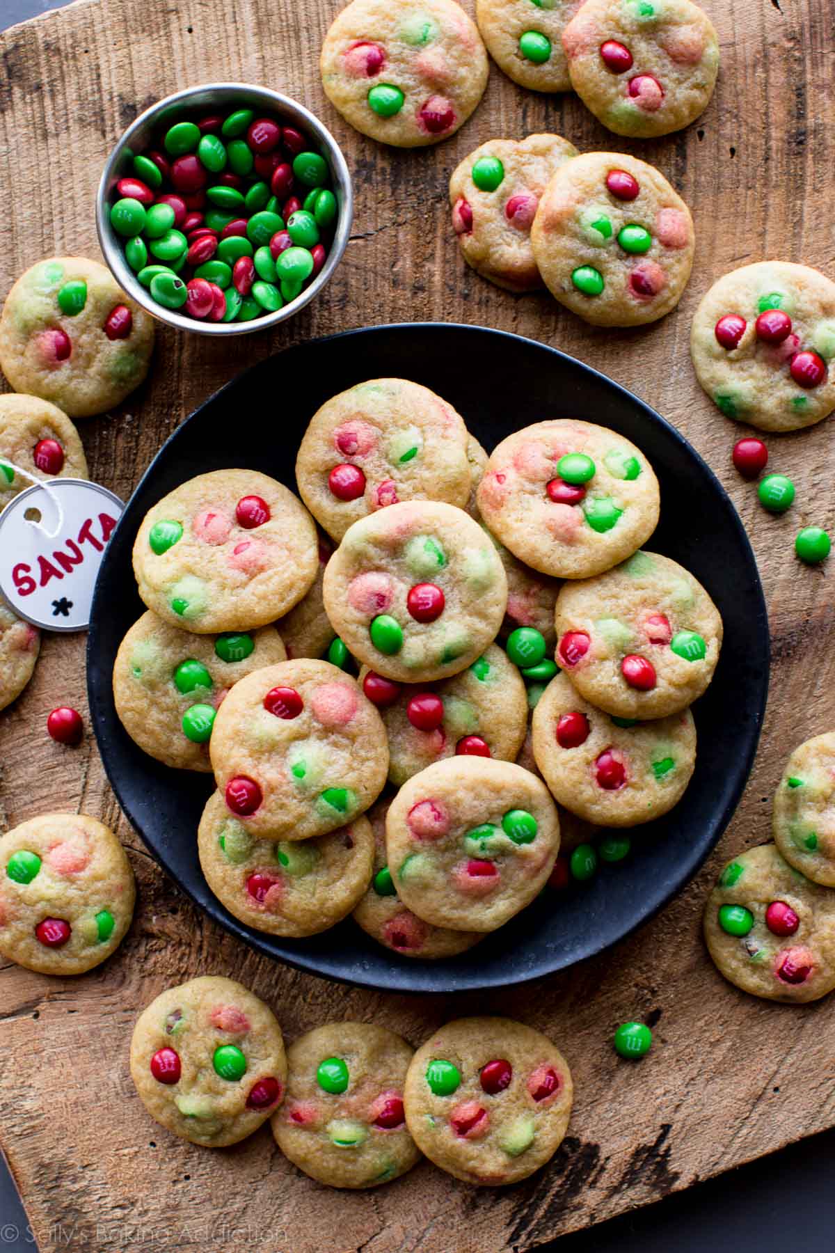 Adorables mini cookies M&M de la taille d'une bouchée pour Noël! Recette de cookie sur sallysbakingaddiction.com