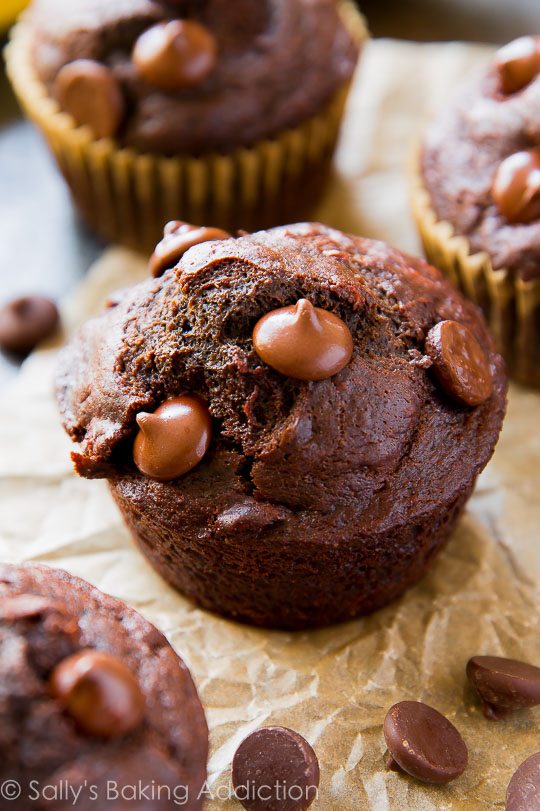 DÉLICIEUX muffins de blé entier à 175 calories aussi moelleux que des brownies et moelleux comme un gâteau au chocolat!