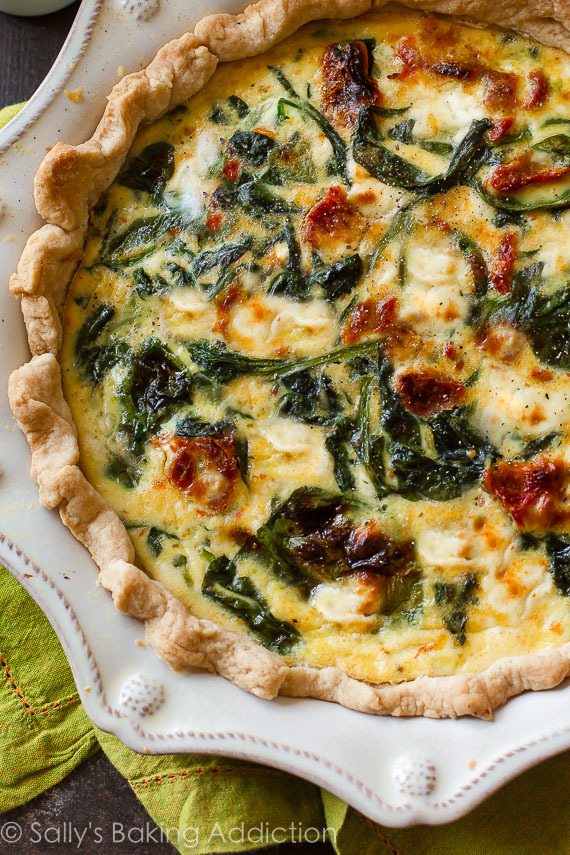 Faites une quiche au fromage de chèvre FACILE et délicieuse et une quiche aux tomates séchées au soleil pour le petit déjeuner en utilisant des ingrédients simples et savoureux! Recette sur sallysbakingaddiction.com