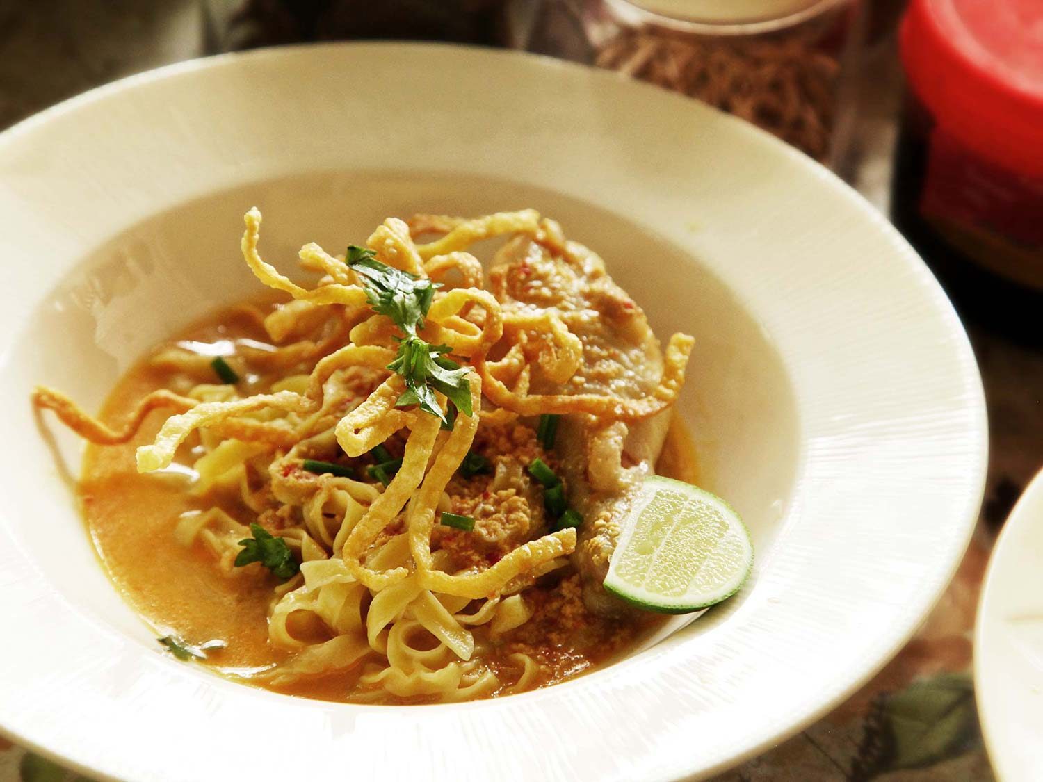 recette-de-khao-soi-gai-soupe-de-nouilles-au-curry-et-la-noix-de