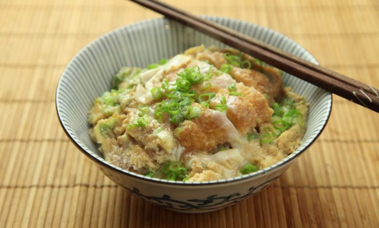 Photo of Recette de katsudon (poulet japonais ou escalope de porc et bol de riz aux œufs)