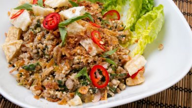 Photo of Recette de porc (salade thaïlandaise au porc, aux herbes, au chili et à la poudre de riz grillé)