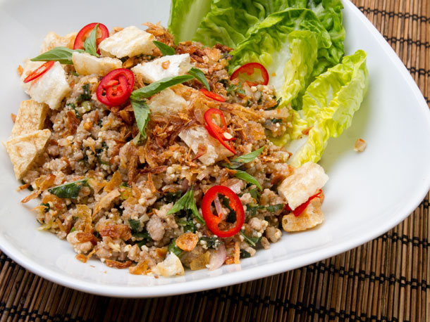Photo of Recette de porc (salade thaïlandaise au porc, aux herbes, au chili et à la poudre de riz grillé)
