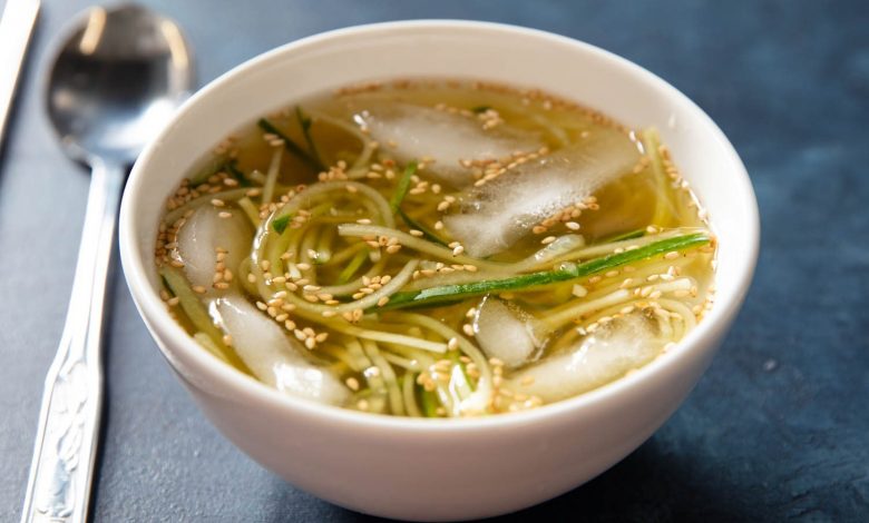 Photo of Recette de soupe coréenne glacée au concombre (Oi Naengguk)