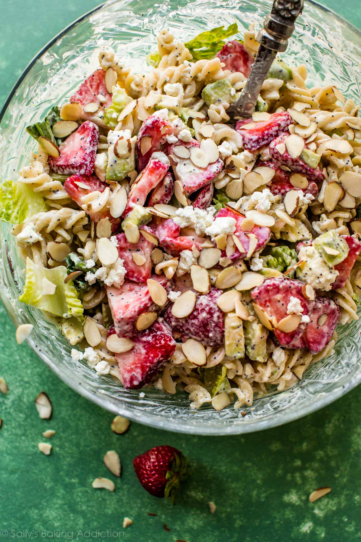 La salade crémeuse de pâtes feta aux fraises est une salade de pâtes d'été facile! C'est super savoureux, nourrit une foule, et vous pouvez le faire à l'avance. Recette sur sallysbakingaddiction.com