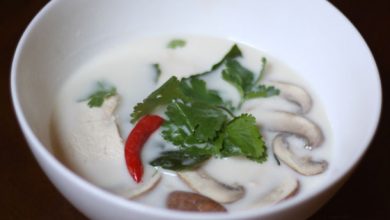 Photo of Soupe thaï au poulet à la noix de coco (Tom Kha Gai) avec recette de champignons