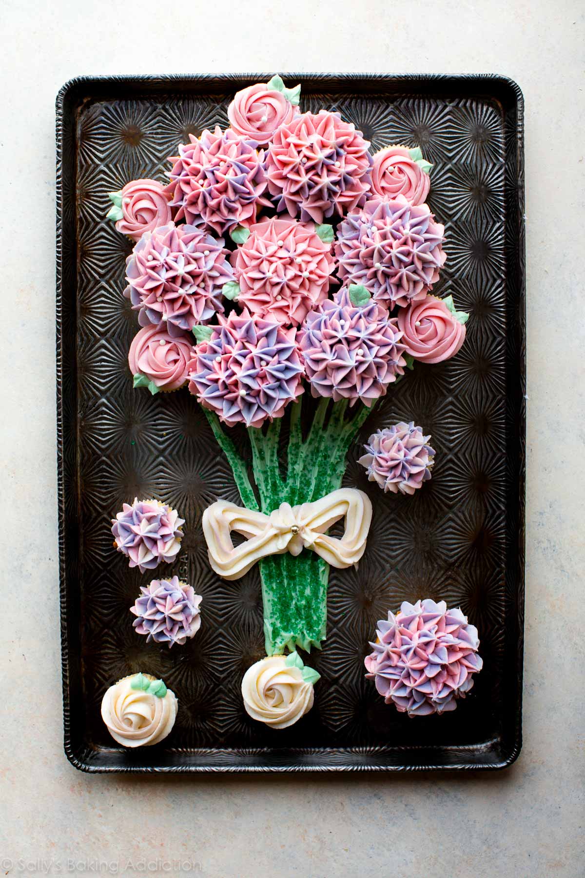 Comment faire un bouquet de cupcakes avec des cupcakes roses décorés et des cupcakes d'hortensia! Tutoriel vidéo sur sallysbakingaddiction.com