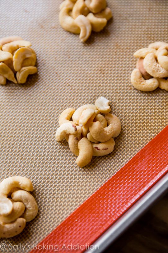 Comment faire des grappes de noix de cajou au caramel au chocolat blanc sur sallysbakingaddiction.com