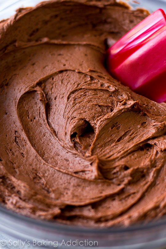 Recette de glaçage au chocolat au lait crémeux, soyeux et onctueux sur sallysbakingaddiction.com