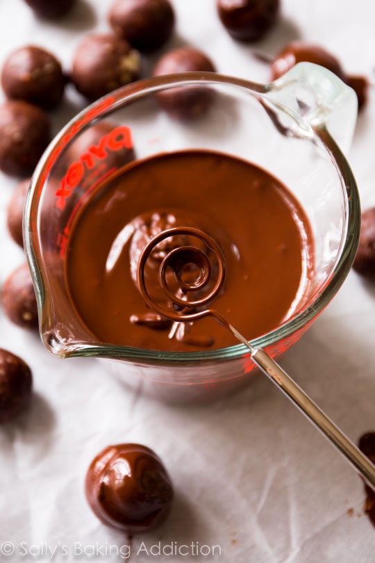 Comment faire des truffes saines au chocolat noir et aux amandes sur sallysbakingaddiction.com