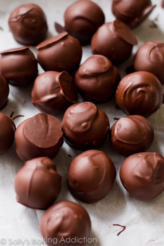 Des truffes au chocolat noir très satisfaisantes à base d'ingrédients plus sains !! Recette facile trouvée sur sallysbakingaddiction.com