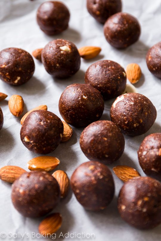 Des truffes au chocolat noir très satisfaisantes à base d'ingrédients plus sains !! Recette facile trouvée sur sallysbakingaddiction.com