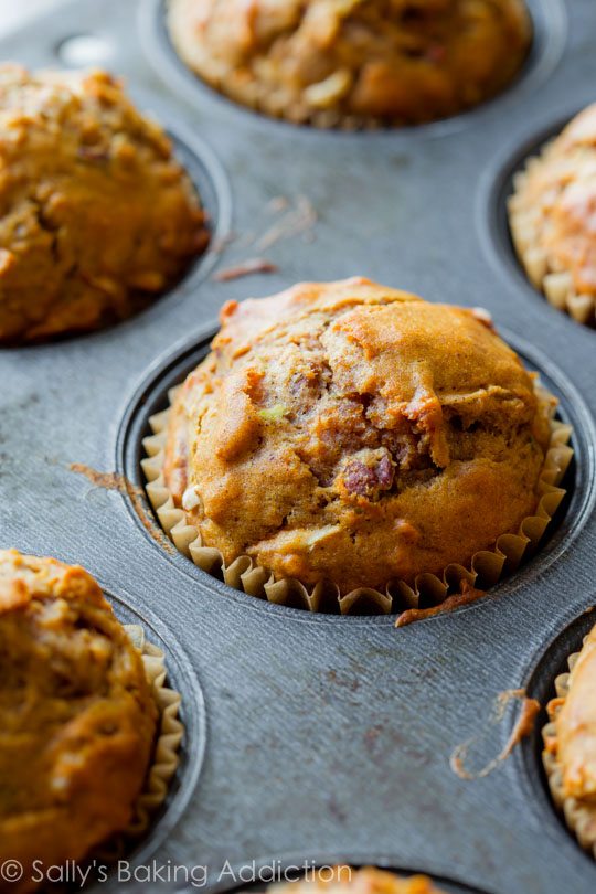 Muffins au blé entier, à la cannelle et à la pomme, sans sucre raffiné. Trouvez cette recette de muffins facile sur sallysbakingaddiction.com