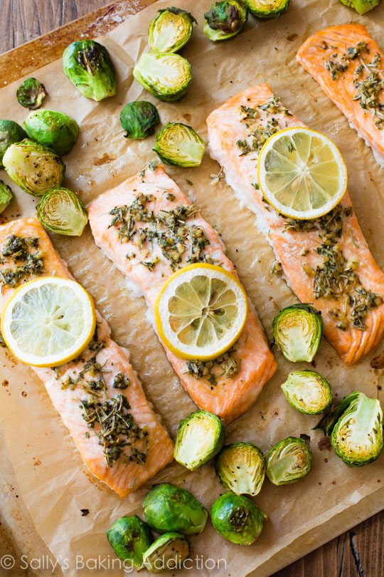Dîner simple au saumon aux herbes et au citron pour 330 calories! Prêt en 30 minutes!