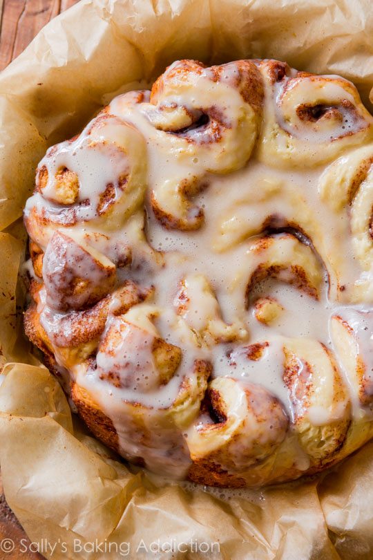 Rouleaux de cannelle à la mijoteuse sur sallysbakingaddiction.com Toute la saveur des rouleaux de cannelle gourmands avec la moitié du travail!