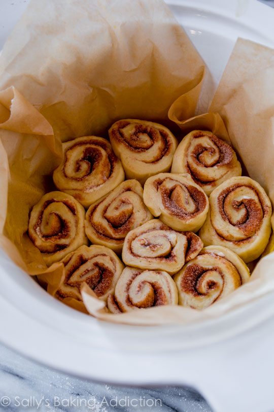 Rouleaux de cannelle à la mijoteuse sur sallysbakingaddiction.com Toute la saveur des rouleaux de cannelle gourmands avec la moitié du travail!