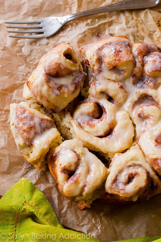 Rouleaux de cannelle à la mijoteuse sur sallysbakingaddiction.com Toute la saveur des rouleaux de cannelle gourmands avec la moitié du travail!