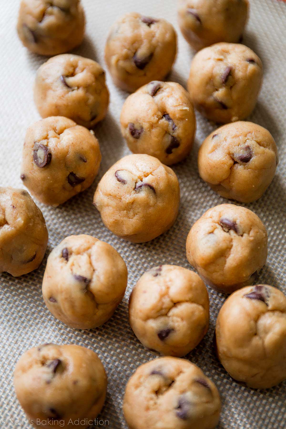 Ajoutez la tartinade Biscoff à ces biscuits mous, épais et moelleux et ils sont à un tout autre niveau! Recette sur sallysbakingaddiction.com