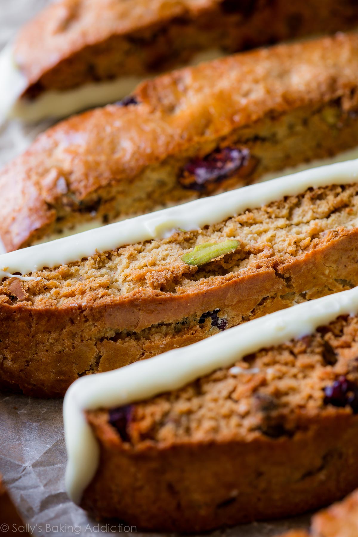 Délicieusement trempable, croquant et rempli de canneberges séchées, de pistaches et de beaucoup de chocolat blanc fondu! sallysbakingaddiction.com