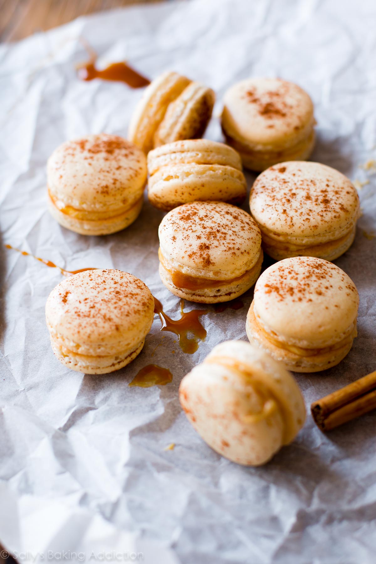 Biscuits macaron bricolage français avec garniture à la cannelle et à la crème au beurre caramel salé! Recette sur sallysbakingaddiction.com