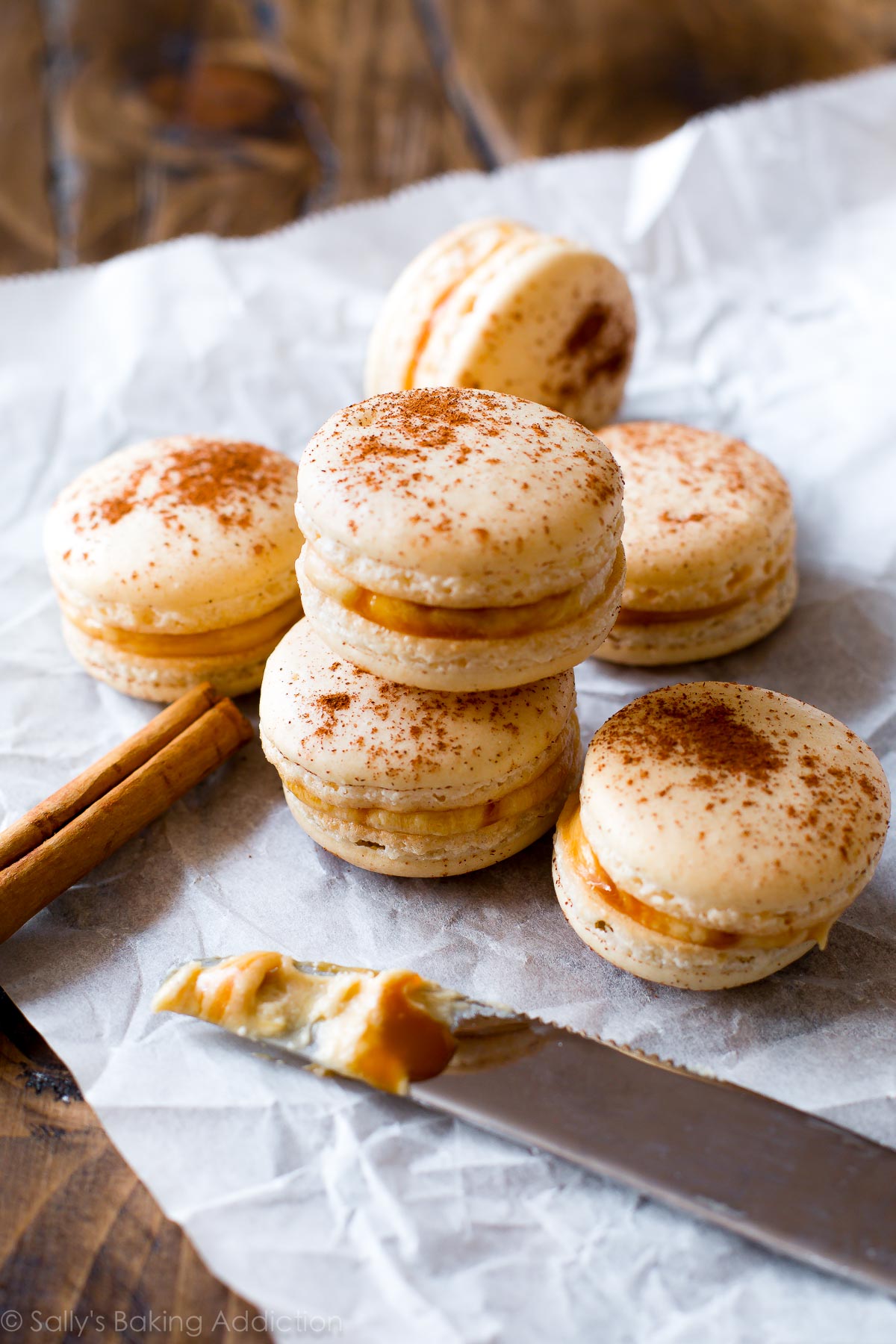 Biscuits macaron bricolage français avec garniture à la cannelle et à la crème au beurre caramel salé! Recette sur sallysbakingaddiction.com