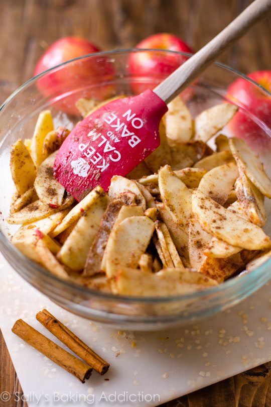 Tarte aux pommes maison chaude et sucrée avec un petit quelque chose en plus - aromatisée avec vos épices chai préférées!