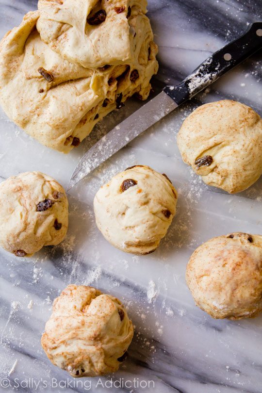 Voici exactement comment faire des bagels aux raisins et à la cannelle faits maison avec beaucoup de photos étape par étape! Cliquez pour la recette sur sallysbakingaddiction.com