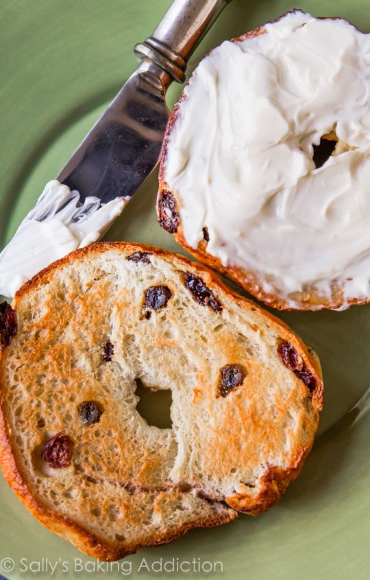 Voici exactement comment faire des bagels aux raisins et à la cannelle faits maison avec beaucoup de photos étape par étape! Cliquez pour la recette sur sallysbakingaddiction.com