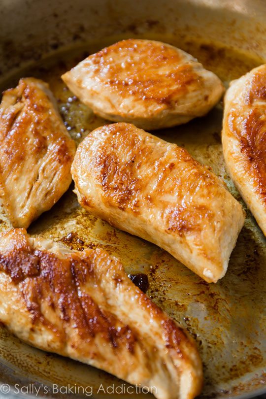 Une seule poêle suffit pour créer ce poulet croustillant accompagné d'une sauce crémeuse au thym et au citron!