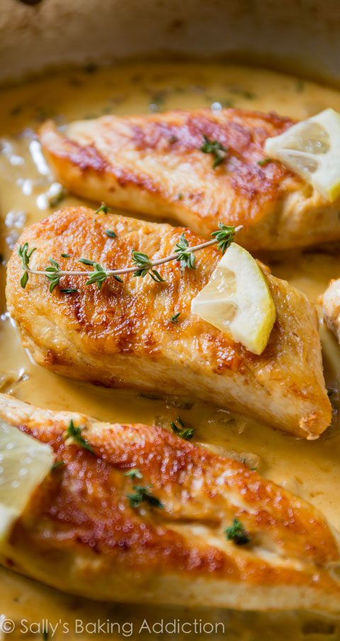 Une seule poêle suffit pour créer ce poulet croustillant accompagné d'une sauce crémeuse au thym et au citron!