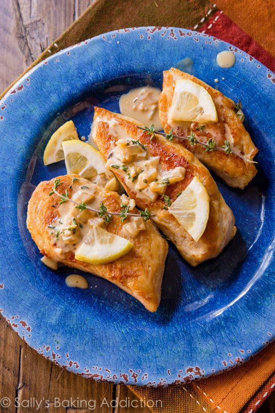 Une seule poêle suffit pour créer ce poulet croustillant accompagné d'une sauce crémeuse au thym et au citron!