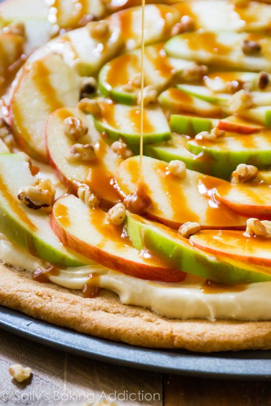 Cette pizza dessert aux pommes avec glaçage au fromage à la crème au caramel est un spectacle arrêté! C'est simple à faire et tout est préparé sur une croûte de biscuits snickerdoodle!