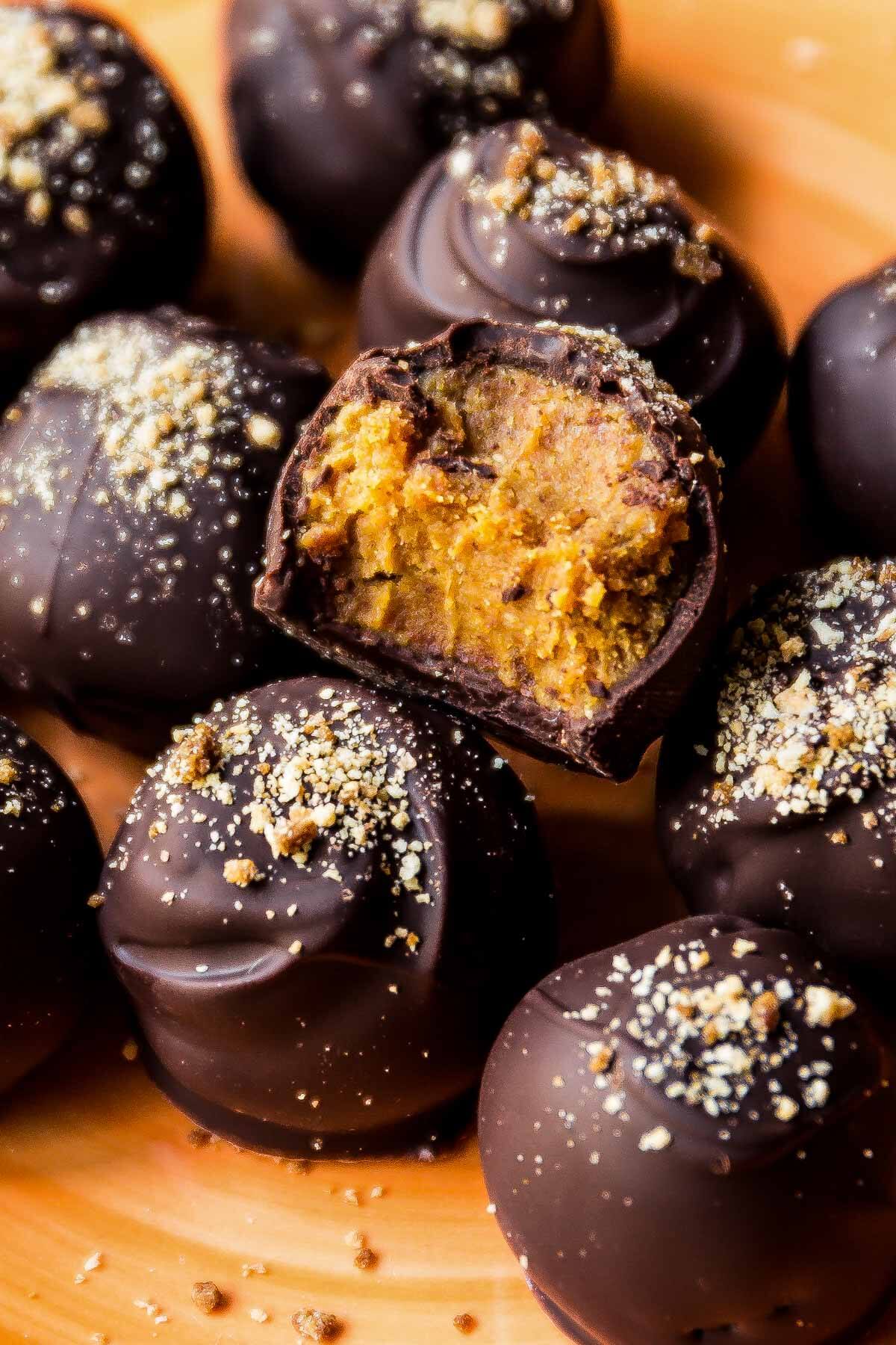 Pour le meilleur régal d'automne, faites ces truffes aux épices de citrouille - elles sont étonnamment faciles et peuvent être enrobées de chocolat blanc ou noir! Recette sur sallysbakingaddiction.com