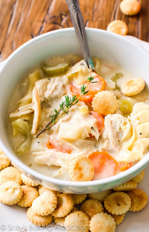 Cette soupe de nouilles au poulet crémeuse allégée ne contient que 200 calories par portion!