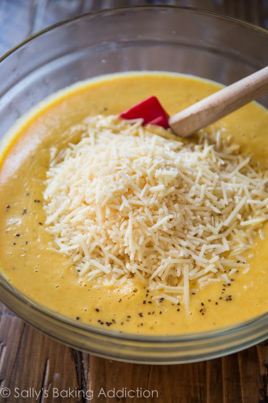 Ce macaroni à la courge musquée ultra crémeuse et au fromage est un nouvel aliment de base dans notre maison! La sauce est incroyablement savoureuse et riche, mais complètement allégée!