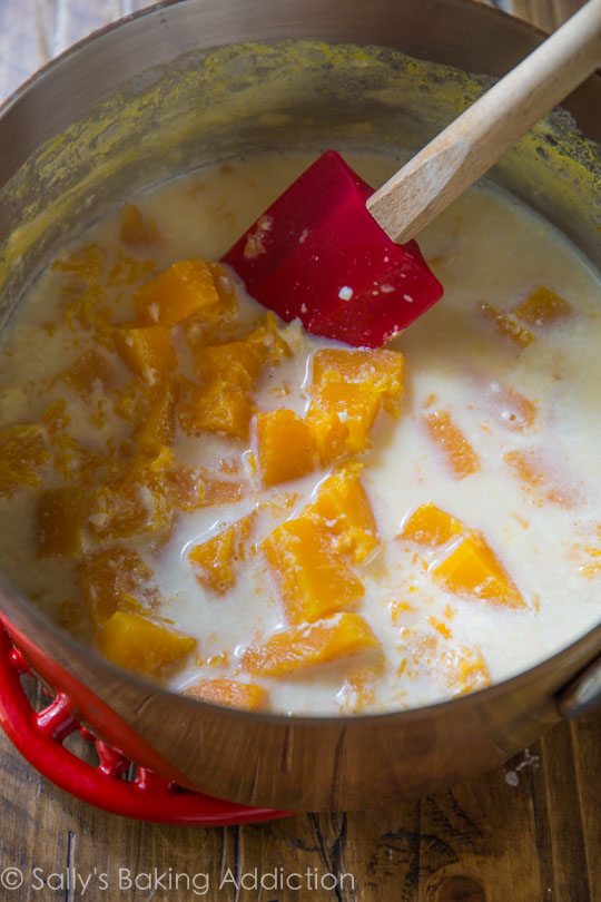 Ce macaroni à la courge musquée ultra crémeuse et au fromage est un nouvel aliment de base dans notre maison! La sauce est incroyablement savoureuse et riche, mais complètement allégée!